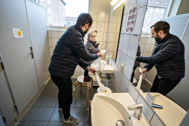 The nursery DUI in Aalborg opens again for the institutions children, Wednesday morning, April 15, 2020 Solvej wash hands with his father Due to the corona crisis, the nursery has been closed, and after the nursery has been changed inside and outside the children and the adult educators can hold distance and washing hands, Aalborg Jutland Denmark,  Copyright: HenningxBagger HenningxBaggerx COP102 spdk20200415-080214-L