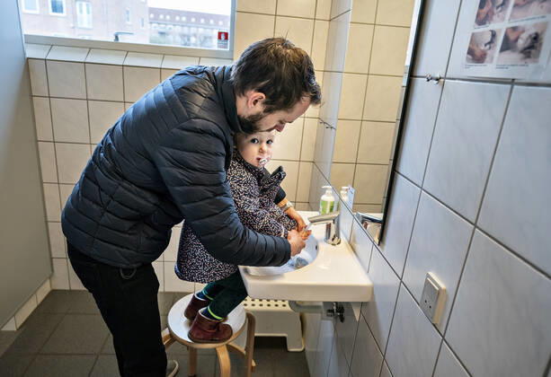 The nursery DUI in Aalborg opens again for the institutions children, Wednesday morning, April 15, 2020 Solvej wash hands with his father Due to the corona crisis, the nursery has been closed, and after the nursery has been changed inside and outside the children and the adult educators can hold distance and washing hands, Aalborg Jutland Denmark,  Copyright: HenningxBagger HenningxBaggerx COP102 spdk20200415-080258-L