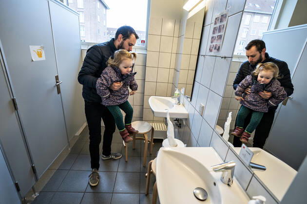 The nursery DUI in Aalborg opens again for the institutions children, Wednesday morning, April 15, 2020 Solvej wash hands with his father Due to the corona crisis, the nursery has been closed, and after the nursery has been changed inside and outside the children and the adult educators can hold distance and washing hands, Aalborg Jutland Denmark,  Copyright: HenningxBagger HenningxBaggerx COP102 spdk20200415-080307-L