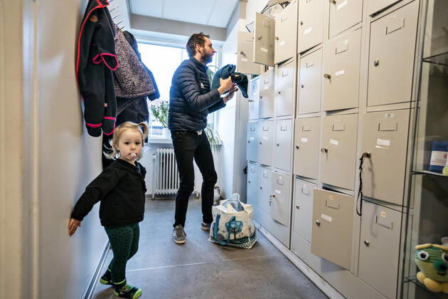 The nursery DUI in Aalborg opens again for the institutions children, Wednesday morning, April 15, 2020 Here when Solvej arrives with his father Due to the corona crisis, the nursery has been closed, and after the nursery has been transformed indoors and outdoors, the children and the adult educators can keep away and wash hands, Aalborg Jutland Denmark,  Copyright: HenningxBagger HenningxBaggerx COP102 spdk20200415-080421-L