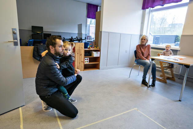 The nursery DUI in Aalborg opens again for the institutions children, Wednesday morning, April 15, 2020 Here when Solvej arrives with his father Due to the corona crisis, the nursery has been closed, and after the nursery has been transformed indoors and outdoors, the children and the adult educators can keep away and wash hands, Aalborg Jutland Denmark,  Copyright: HenningxBagger HenningxBaggerx COP102 spdk20200415-080531-L