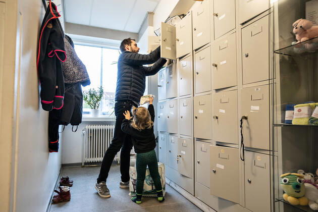 The nursery DUI in Aalborg opens again for the institutions children, Wednesday morning, April 15, 2020 Here Solvej has arrived with his father Because of the corona crisis, the nursery has been closed, and after the nursery has been changed inside and outside, the children and the adult educators can keep away and wash hands, Aalborg Jutland Denmark,  Copyright: HenningxBagger HenningxBaggerx COP102 spdk20200415-090117-L