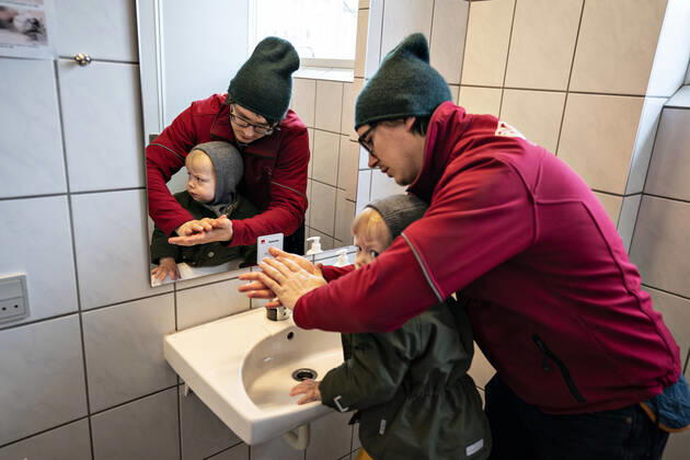The nursery DUI in Aalborg opens again for the institutions children, Wednesday morning, April 15, 2020 Here, Aksel and his father wash their hands as the first on arrival Due to the corona crisis, the nursery has been closed and after the nursery has been changed inside and outside the children can and the adult educators keep away and wash hands, Aalborg Jutland Denmark,  Copyright: HenningxBagger HenningxBaggerx COP102 spdk20200415-092400-L
