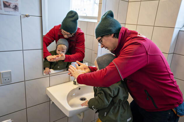 The nursery DUI in Aalborg opens again for the institutions children, Wednesday morning, April 15, 2020 Here, Aksel and his father wash their hands as the first on arrival Due to the corona crisis, the nursery has been closed and after the nursery has been changed inside and outside the children can and the adult educators keep away and wash hands, Aalborg Jutland Denmark,  Copyright: HenningxBagger HenningxBaggerx COP102 spdk20200415-092437-L