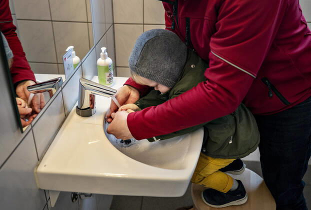 The nursery DUI in Aalborg opens again for the institutions children, Wednesday morning, April 15, 2020 Here, Aksel and his father wash their hands as the first on arrival Due to the corona crisis, the nursery has been closed and after the nursery has been changed inside and outside the children can and the adult educators keep away and wash hands, Aalborg Jutland Denmark,  Copyright: HenningxBagger HenningxBaggerx COP102 spdk20200415-092559-L