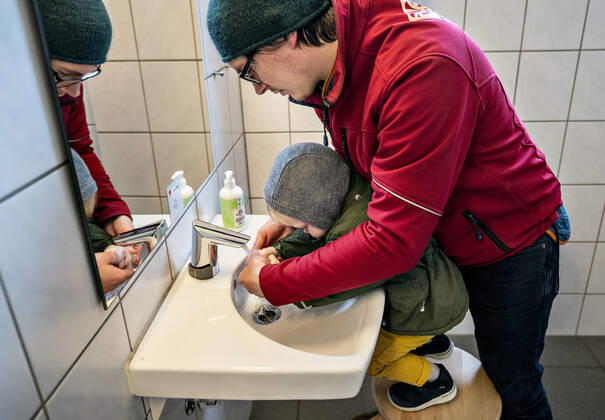The nursery DUI in Aalborg opens again for the institutions children, Wednesday morning, April 15, 2020 Here, Aksel and his father wash their hands as the first on arrival Due to the corona crisis, the nursery has been closed and after the nursery has been changed inside and outside the children can and the adult educators keep away and wash hands, Aalborg Jutland Denmark,  Copyright: HenningxBagger HenningxBaggerx COP102 spdk20200415-092715-L