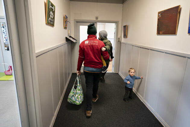 The nursery DUI in Aalborg opens again for the institutions children, Wednesday morning, April 15, 2020 Here Aksel and his father arrive Because of the corona crisis, the nursery has been closed, and after the nursery has been changed inside and outside, the children and the adult educators can keep a distance and washing hands, Aalborg Jutland Denmark,  Copyright: HenningxBagger HenningxBaggerx COP102 spdk20200415-093032-L