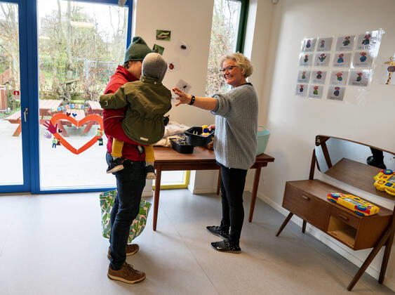 The nursery DUI in Aalborg opens again for the institutions children, Wednesday morning, April 15, 2020 Here Aksel and his father arrive Because of the corona crisis, the nursery has been closed, and after the nursery has been changed inside and outside, the children and the adult educators can keep a distance and washing hands, Aalborg Jutland Denmark,  Copyright: HenningxBagger HenningxBaggerx COP102 spdk20200415-093127-L
