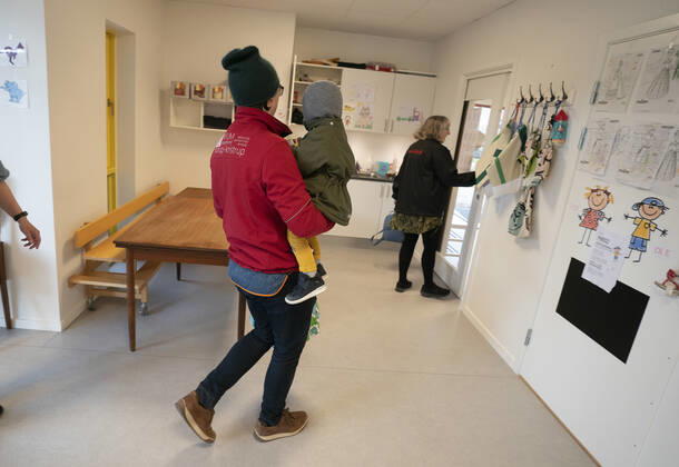 The nursery DUI in Aalborg opens again for the institutions children, Wednesday morning, April 15, 2020 Here Aksel and his father arrive Because of the corona crisis, the nursery has been closed, and after the nursery has been changed inside and outside, the children and the adult educators can keep a distance and washing hands, Aalborg Jutland Denmark,  Copyright: HenningxBagger HenningxBaggerx COP102 spdk20200415-093236-L
