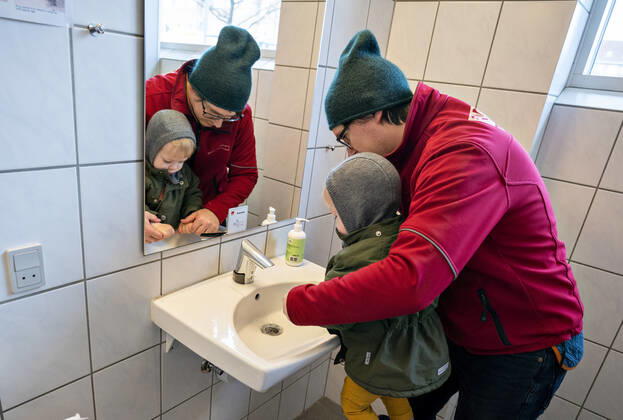The nursery DUI in Aalborg opens again for the institutions children, Wednesday morning, April 15, 2020 Here, Aksel and his father wash their hands as the first on arrival Due to the corona crisis, the nursery has been closed and after the nursery has been changed inside and outside the children can and the adult educators keep away and wash hands, Aalborg Jutland Denmark,  Copyright: HenningxBagger HenningxBaggerx spdk20200415-111820-L