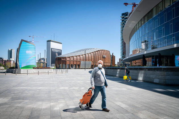 Milan - Daily life in the time of the Coronavirus. A man with shopping cart and mask in piazza gae aulenti deserted (Marco Passaro Fotogramma, Milan - 2020-04-15) p.s. la foto e utilizzabile nel rispetto del contesto in cui e stata scattata, e senza intento diffamatorio del decoro delle persone rappresentate  Copyright: xMarcoxPassarox xFOTOGRAMMAx