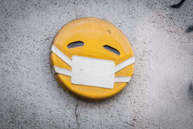 News Bilder des Tages Milan - Daily life in the time of the Coronavirus. An emoticon with a mask in via Sammartini (Marco Passaro Fotogramma, Milan - 2020-04-15) p.s. la foto e utilizzabile nel rispetto del contesto in cui e stata scattata, e senza intento diffamatorio del decoro delle persone rappresentate  Copyright: xMarcoxPassarox xFOTOGRAMMAx
