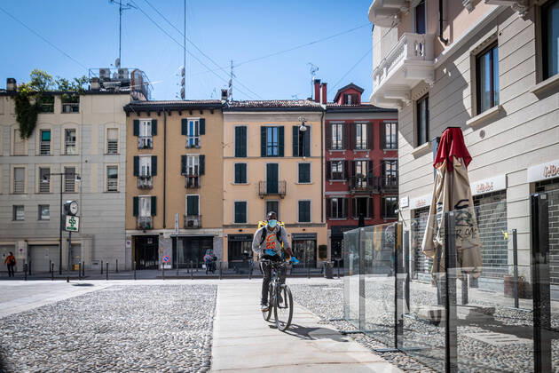 Milan - Daily life in the time of the Coronavirus. A rider (Marco Passaro Fotogramma, Milan - 2020-04-15) p.s. la foto e utilizzabile nel rispetto del contesto in cui e stata scattata, e senza intento diffamatorio del decoro delle persone rappresentate  Copyright: xMarcoxPassarox xFOTOGRAMMAx