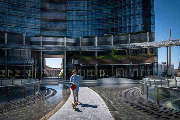 Milan - Daily life in the time of the Coronavirus. Piazza Gae Aulenti a woman with a dog (Marco Passaro Fotogramma, Milan - 2020-04-15) p.s. la foto e utilizzabile nel rispetto del contesto in cui e stata scattata, e senza intento diffamatorio del decoro delle persone rappresentate  Copyright: xMarcoxPassarox xFOTOGRAMMAx