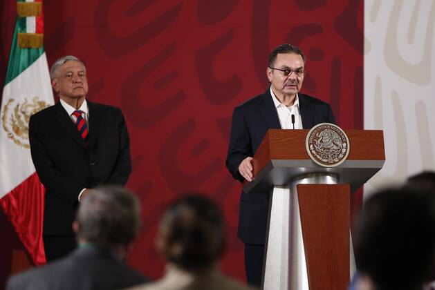 The head of Petroleos Mexicanos (Pemex), Octavio Romero, together with the President of Mexico, Andres Manuel Lopez Obrador (L), offers a morning press conference this Wednesday, at the National Palace in Mexico City, Mexico 15 April 2020. Mexico, which pledged to OPEC + to cut its oil production by 100,000 barrels per day, will recover its usual volume in July when the rest of the alliance members loosen up a bit in their restrictive measures. Mexico to resume normal oil production in july despite OPEC+ !ACHTUNG: NUR REDAKTIONELLE NUTZUNG!  Copyright: xJoséxMéndezx MEX9654 20200415-637225681042035902