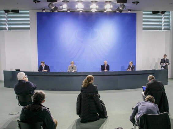 The State Premier of Bavaria, Markus Soeder, CSU, Chancellor Angela Merkel, CDU, the First Mayor of Hamburg, Peter Tschentscher, SPD, the Federal Minister of Finance, Olaf Scholz, SPD, after a video conference of the Federal Government with the State Premiers, give a press briefing in connection with the corona virus Berlin, 15 04 2020 Berlin Germany Copyright: xThomasxImo photothek.netx