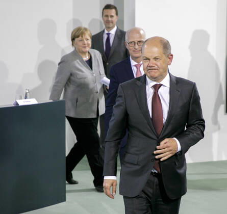 Chancellor Angela Merkel, CDU, the First Mayor of Hamburg, Peter Tschentscher, SPD, Federal Minister of Finance Olaf Scholz, SPD, gave a press briefing after a video conference of the Federal Government with the State Premiers, in connection with the corona virus Berlin, 15 04 2020 Berlin Germany Copyright: xThomasxImo photothek.netx