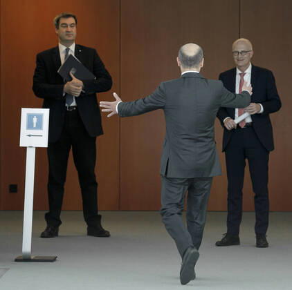 Federal Minister of Finance Olaf Scholz, SPD, welcomes the State Premier of Bavaria, Markus Soeder, CSU, and the First Mayor of Hamburg, Peter Tschentscher R Berlin, 15 04 2020 Berlin Germany before the start of a joint press conference Copyright: xThomasxImo photothek.netx