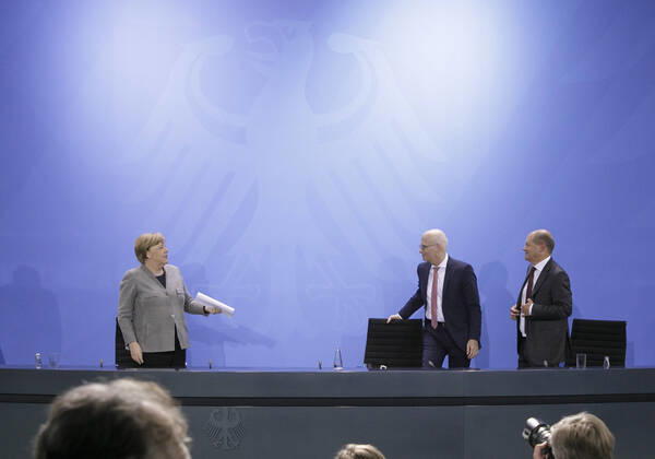 Chancellor Angela Merkel, CDU Federal Minister of Finance Olaf Scholz, SPD, and the First Mayor of Hamburg, Peter Tschentscher, after a joint press conference Berlin, 15 04 2020 Berlin Germany Copyright: xThomasxImo photothek.netx