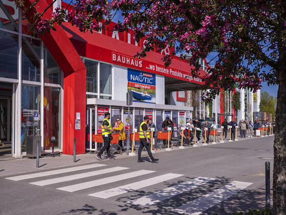 Hamburg at the time of the Corona pandemic queuing at the DIY store 15 04 20, Hamburg, Hamburg City Â
