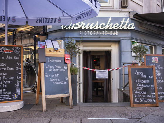Hamburg at the time of the Corona Pandemic The Ristorante La Bruschetta offers meals outside the house 15 04 20, Hamburg, Hamburg City Â