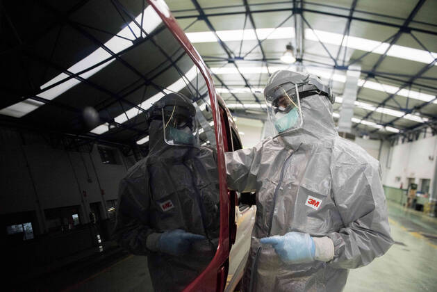 April 15, 2020, Granada, Spain: A health worker in a protective suit takes a sample for a PCR test..During the coronavirus crisis, at the ITV (technical inspection of vehicles) center in Albolote PCR tests (polymerase chain reaction) are carried out on workers of the security forces and staff of nursing homes to detect Covid 19. Granada Spain - ZUMAs197 20200415_zaa_s197_086 Copyright: xCarlosxGilx