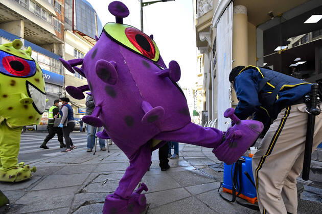 News Bilder des Tages April 15, 2020, La Paz, LA PAZ, Bolivia: The Bolivian Police take to the streets of La Paz two characters representing the COVID-19 virus for a work to raise awareness among the population, among others regarding the use of masks and respect for safety distances. They sit in the rows for the benches, or in the public seats, they persecute those who do not have masks, among others La Paz Bolivia - ZUMAl72_ 20200415_znp_l72_007 Copyright: xChristianxLombardix