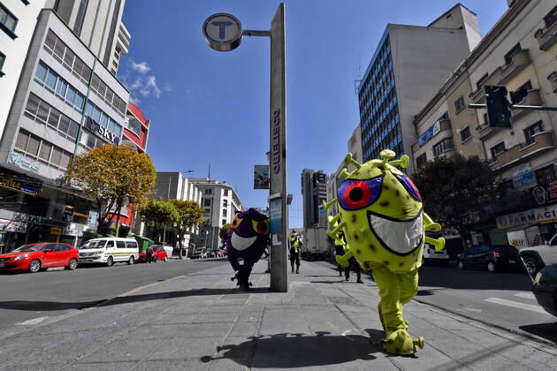 April 15, 2020, La Paz, LA PAZ, Bolivia: The Bolivian Police take to the streets of La Paz two characters representing the COVID-19 virus for a work to raise awareness among the population, among others regarding the use of masks and respect for safety distances. They sit in the rows for the benches, or in the public seats, they persecute those who do not have masks, among others La Paz Bolivia - ZUMAl72_ 20200415_znp_l72_010 Copyright: xChristianxLombardix