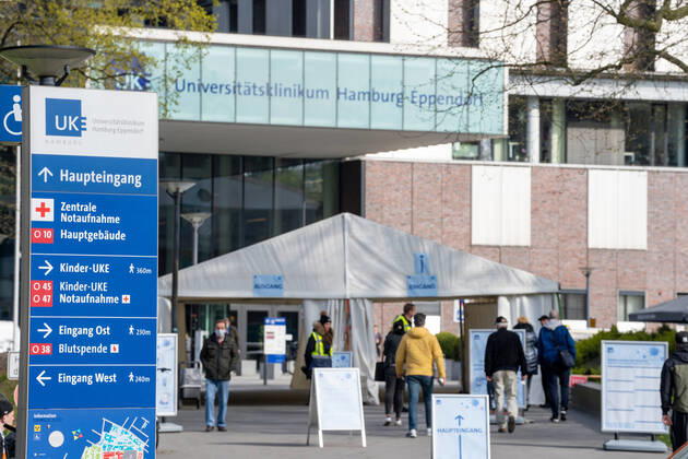 Entrance of the UKE during the corona crisis with entrance control by security service University Medical Center Hamburg Eppendorf Hamburg Hospital UKE University Medical Center Symbolfoto symbol image building main building entrance logo entrance of the UKE during the corona crisis with entrance control by security service