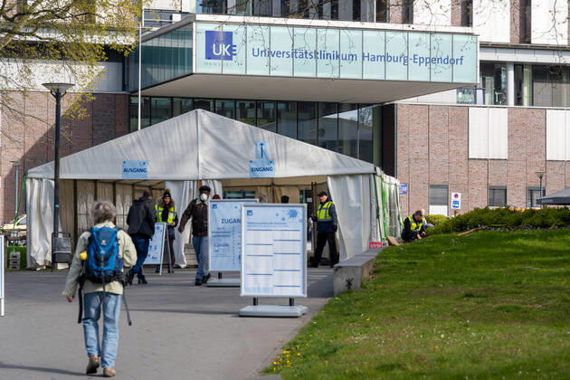 Entrance of the UKE during the corona crisis with entrance control by security service University Medical Center Hamburg Eppendorf Hamburg Hospital UKE University Medical Center Symbolfoto symbol image building main building entrance logo entrance of the UKE during the corona crisis with entrance control by security service