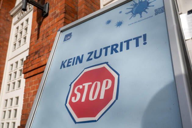 Entrance of the UKE during the corona crisis with entrance control by security service University Medical Center Hamburg Eppendorf Hamburg University Hospital UKE University Medical Center Symbolfoto symbol image building entrance logo sign No access stop at former m