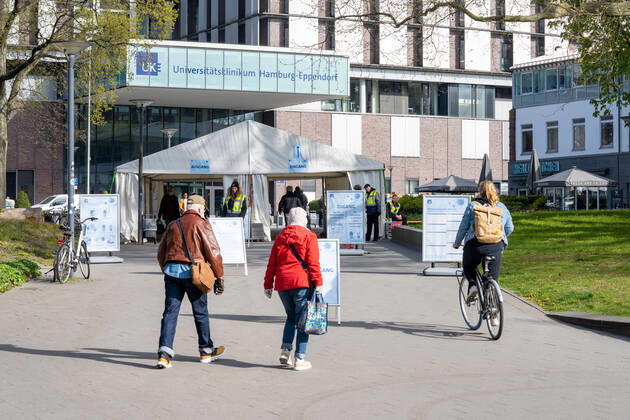 Entrance of the UKE during the corona crisis with entrance control by security service University Medical Center Hamburg Eppendorf Hamburg Hospital UKE University Medical Center Symbolfoto symbol image building main building entrance logo entrance of the UKE during the corona crisis with entrance control by security service