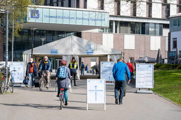 Entrance of the UKE during the corona crisis with entrance control by security service University Medical Center Hamburg Eppendorf Hamburg Hospital UKE University Medical Center Symbolfoto symbol image building main building entrance logo entrance of the UKE during the corona crisis with entrance control by security service