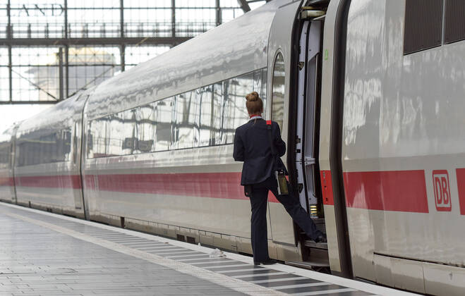xblx, ICE train of the Deutsche Bahn in Frankfurt central station, train attendant ready for departure, emwirt Frankfurt am Main