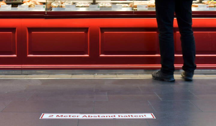 xblx, Frankfurt main station, attention is drawn to the minimum distance in front of the counter, emwirt Frankfurt am Main