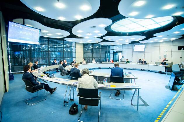 DEN HAAG, 16-04-2020, Briefing by RIVM about the coronavirus in The Netherlands. Jaap van Dissel (directeur van het Centrum Infectieziektebestrijding van RIVM), Sjaak de Gouw (directeur publieke gezondheid GGD en GHOR), Ronnie van Diemen-Steenvoorde (Inspecteur-generaal Inspectie Gezondheidszorg en Jeugd) and Nienke Nieuwenhuizen (voorzitter-bestuurder Verenso). Briefing door het RIVM over de ontwikkelingen van het coronavirus in Nederland. Briefing by RIVM for members of Dutch Parliament  x7826301x Copyright: