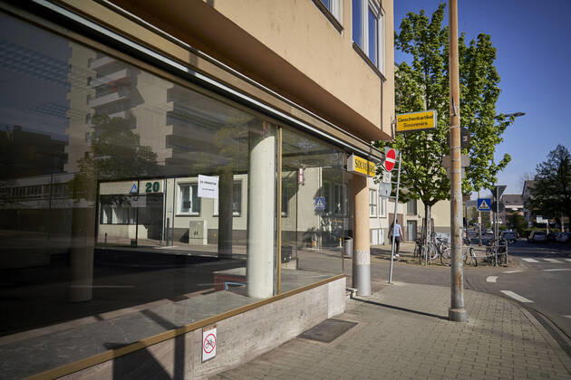 Coronavirus Koblenz 16 04 2020, Rheinland Pfalz, Koblenz Shops in the city centre are closed Federal and state governments agreed on 15 04 2020 to relax corona measures Shops with a sales area of up to 800 square metres may reopen from 20 04 2020 A souvenir shop has closed down