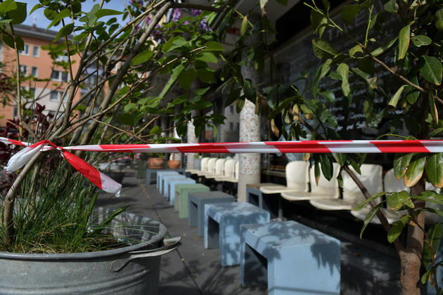 xblx, the outside area of a restaurant is cordoned off with flutterband, emwirt Frankfurt am Main