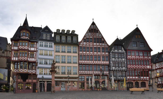 xblx, Römerberg, cafes and restaurants have all tables and chairs cleared away, emwirt Frankfurt am Main