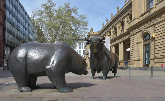 xblx, bull and bear in front of the Frankfurt stock exchange, securities trading, emwirt Frankfurt am Main