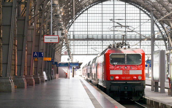 xblx, regional train of the german railways at frankfurt central station, emwirt frankfurt am main