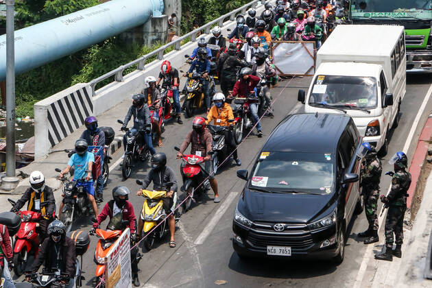 (200416) -- LAS PINAS CITY, April 16, 2020 -- Motorists line up at a COVID-19 community quarantine checkpoint in Las Pinas City, the Philippines, April 16, 2020. ) PHILIPPINES-LAS PINAS-COVID-19-COMMUNITY QUARANTINE CHECKPOINT RouellexUmali 