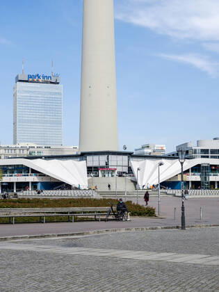 Recreation at a distance at the Berlin TV tower In order to slow down a further erratic spread of the Covid 19 virus, a number of protective measures have also been taken in Berlin Here at the Berlin TV tower it can be seen that the majority of the population keeps its distance and it is almost deserted, Berlin Berlin Deutschland Mitte