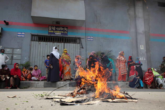 April 16, 2020: By setting fire on road, female garment workers are demonstrating to demand for due wages in front of their factory gate in South Kamlapur, Dhaka, Bangladesh; during the nationwide lockdown of the coronavirus (Covid-19) pandemic. Their garment factory had been closed for a period of time since 25, March2020 for their health issue due to the coronavirus pandemic. - ZUMAa186 20200416_zip_a186_004 Copyright: xShafayetxHossainxApollox