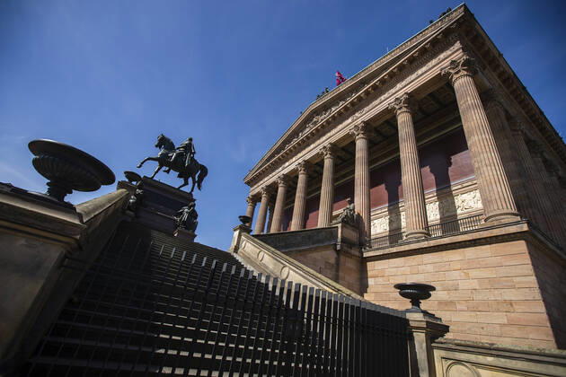Closed old National Gallery in Berlin on April 16, 2020 The measures decided by the federal and state governments to slow down the spread of the coronavirus SARS CoV 2 will continue before Easter The debate about compulsory mouth protection and the effectiveness of masks continues in the public eye Coronavirus in Berlin
