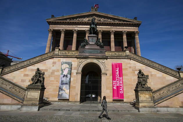 Closed old National Gallery in Berlin on April 16, 2020 The measures decided by the federal and state governments to slow down the spread of the coronavirus SARS CoV 2 will continue before Easter The debate about compulsory mouth protection and the effectiveness of masks continues in the public eye Coronavirus in Berlin