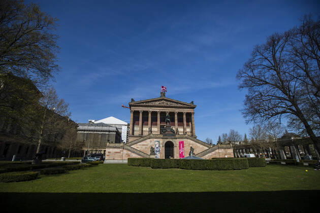 Closed old National Gallery in Berlin on April 16, 2020 The measures decided by the federal and state governments to slow down the spread of the coronavirus SARS CoV 2 will continue before Easter The debate about compulsory mouth protection and the effectiveness of masks continues in the public eye Coronavirus in Berlin