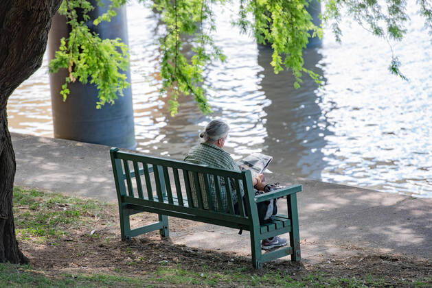 April 16, 2020, Queensland, Australia: A man reading a newspaper at a bench during Coronavirus crisis..Australian states including Queensland take strict new lockdown rules to stop the spread of Covid-19. Queensland Australia - ZUMAs197 20200416_zaa_s197_018 Copyright: xFlorentxRolsx