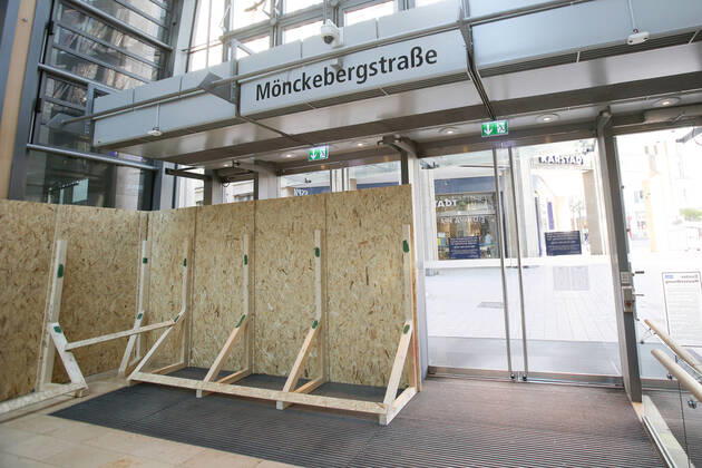 Coronakrise Hamburg city centre 15 04 2020, DEU, Germany, Hamburg Hamburg city centre during the Coronakrise Plywood panels at some entrances to the Europapassage Hamburg Hamburg Germany