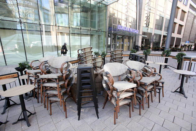 Coronakrise Hamburg city centre 15 04 2020, DEU, Germany, Hamburg Hamburg city centre during the Coronakrise Stacked tables and chairs in a cordoned-off area Hamburg Hamburg Germany